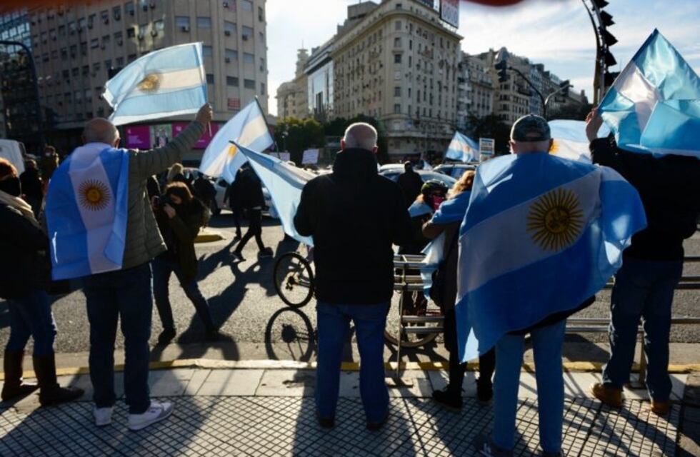 9 de julio: manifestantes realizaron un banderazo en el Obelisco y Plaza de Mayo