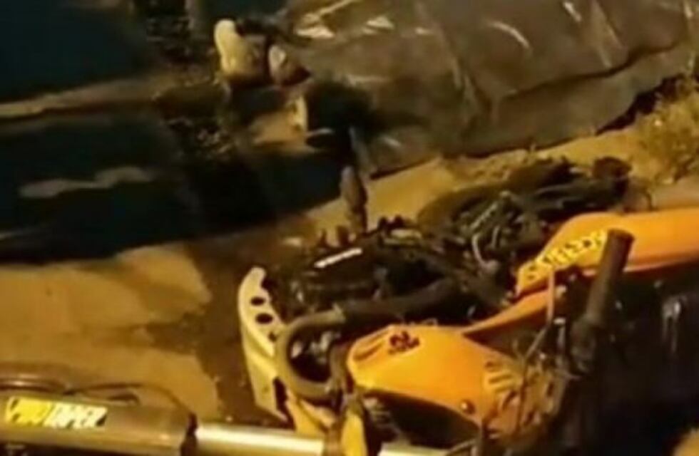 Perdió el control de su moto, cayó y murió en el acto