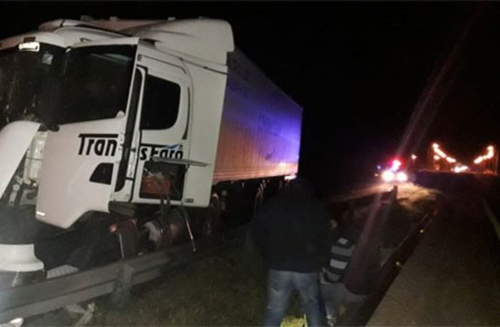 Ruta Nacional 12: chocaron dos camiones