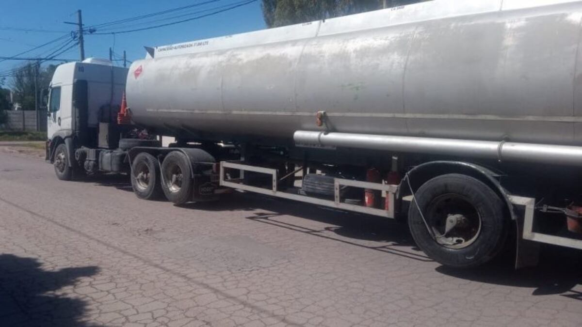 Chocan un camión y una camioneta