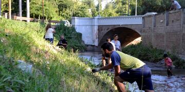 Los vecinos de Mendiolaza tendrán la posibilidad de limpiar el arroyo de la ciudad\u002E
