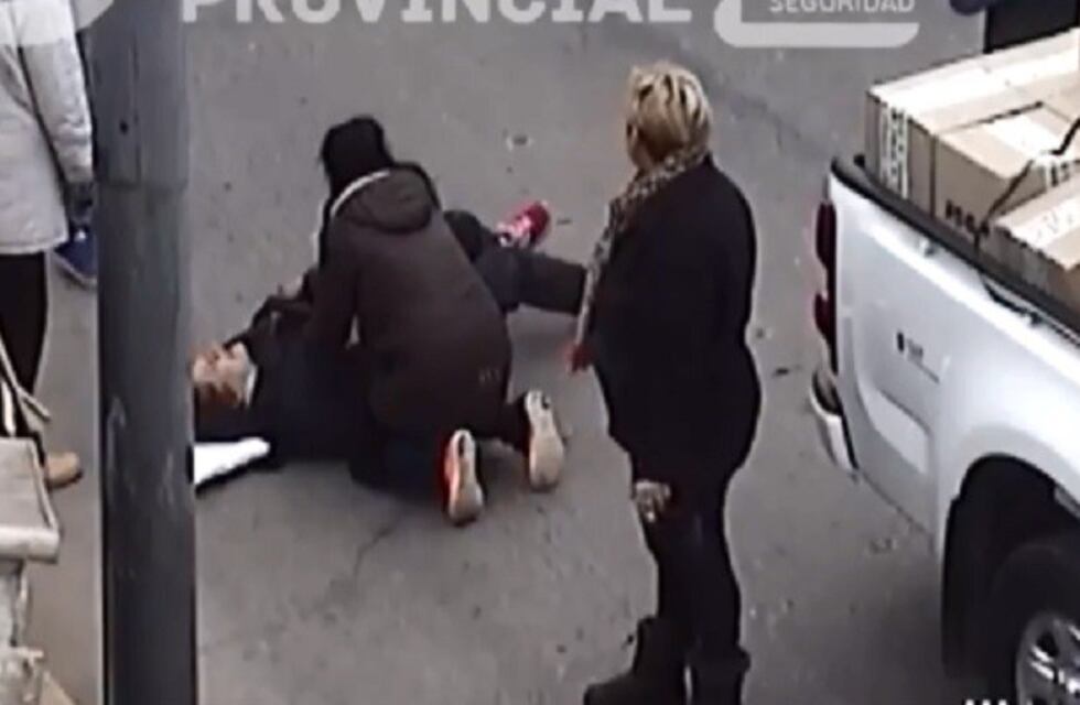 Jubilada se salvó de milagro tras quedar bajo una camioneta que iba marcha atrás