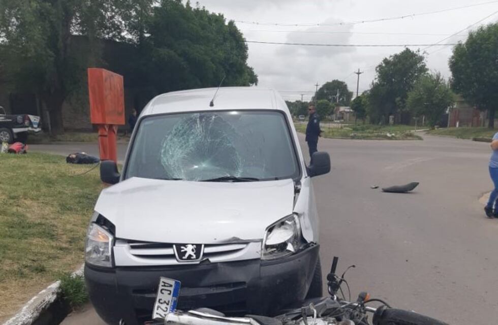 Gravemente herido tras chocar en su moto contra una camioneta