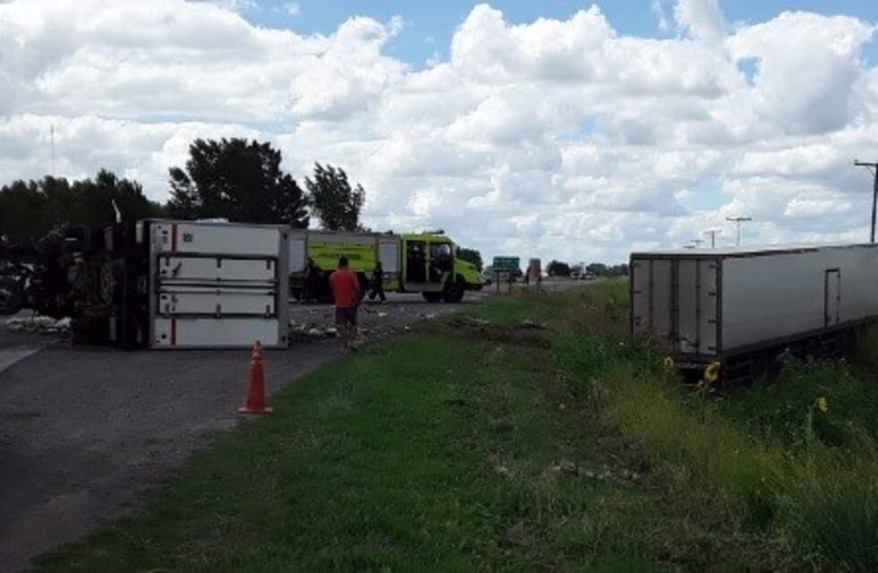 Choque frontal entre dos camiones en Ruta 51: un muerto