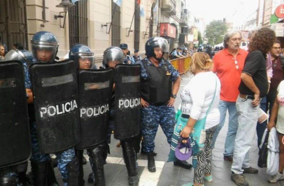 Incidentes en la Legislatura de Córdoba por una protesta de vecinos que resisten un desalojo