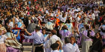 Una multitud baila el 25 de mayo en Gualeguaychú. Crédito: Comunicación Institucional