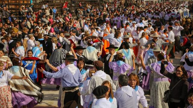 Una multitud baila el 25 de mayo en Gualeguaychú. Crédito: Comunicación Institucional