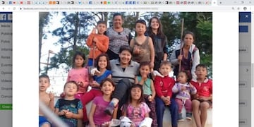 Rosa Mereles juntos a los chicos del Club Racing de Oberá\u002E (Facebook)