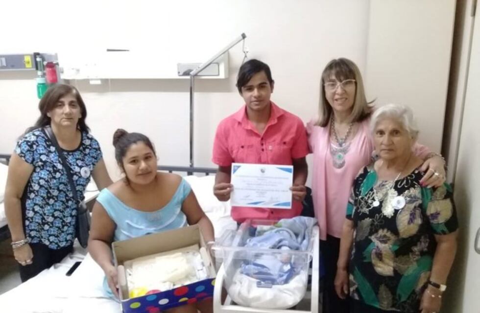 Recordaron el natalicio de San Martín entregando regalos a los padres de recién nacidos