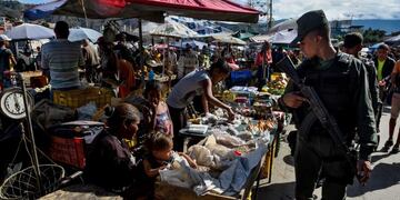 Nicolás Maduro ordenó a la Guardia Nacional ntervenir varios mercados municipales de Venezuela (AFP)