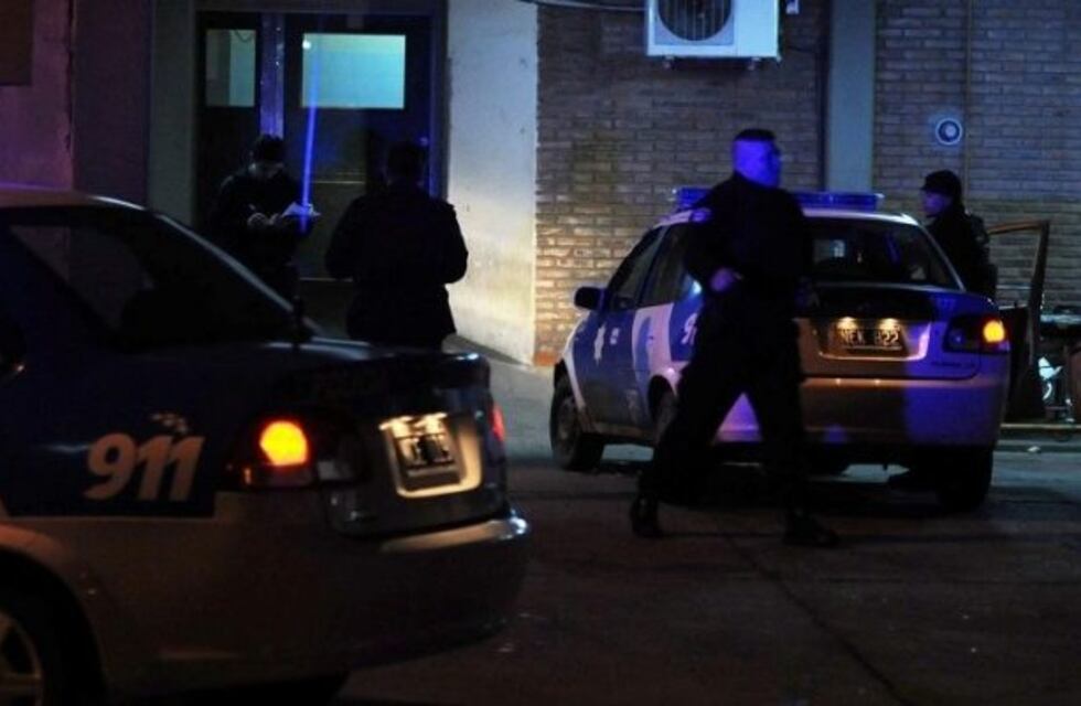 Se ocultó de la policía detrás de un árbol pero el tronco era muy delgado y lo vieron