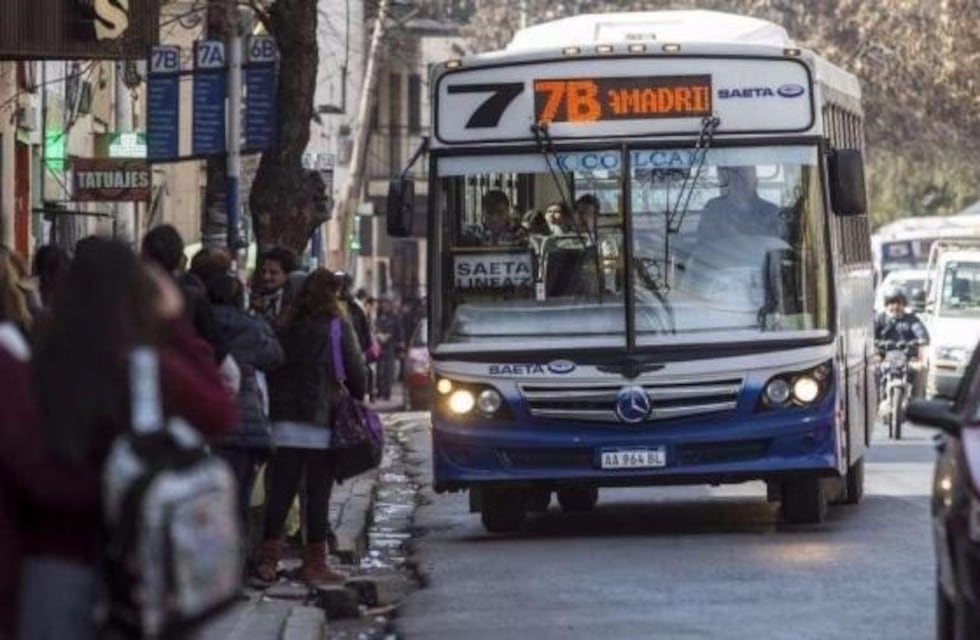 Continúa el paro de colectivos y hay malestar entre los usuarios de SAETA