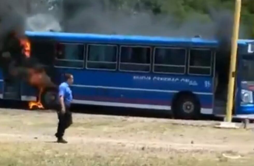 Se incendió un colectivo y no quedó nada