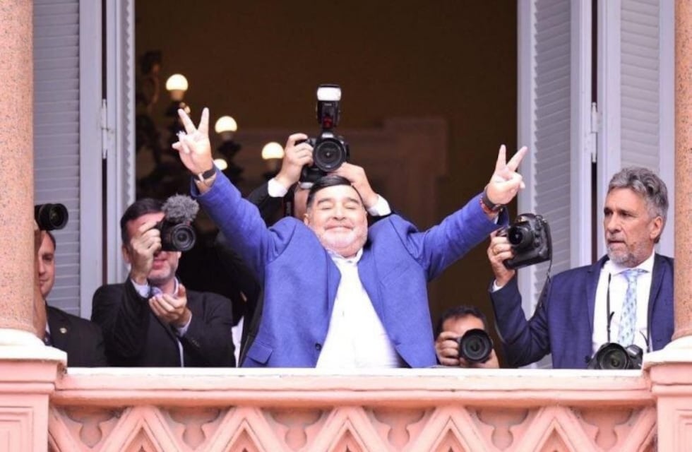 Diego Maradona salió al balcón de la Casa Rosada y recreó el saludo de 1986