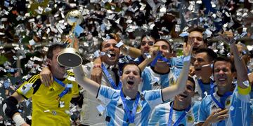 seleccion argentina campeon campeona del torneornrnArgentina's team players celebrate with the trophy after defeating Russia to win the Colombia 2016 FIFA Futsal World Cup championship at the Coliseo El Pueblo stadium, in Cali, Colombia on October 1, 2016. / AFP PHOTO / LUIS ROBAYO colombia campeonato torneo mundial de futsal 2016 futsal futbol de salon partido final seleccion argentina rusia