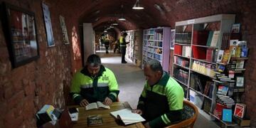 Armaron la biblioteca en una vieja fábrica abandonada
