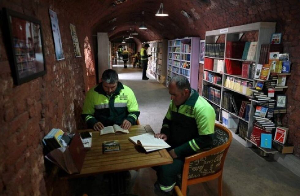 Recolectores de basura rescatan libros tirados y crean una biblioteca pública