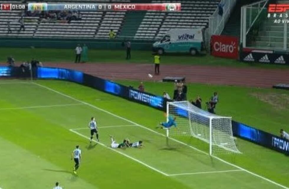 En el inicio, el arco argentino se salvó dos veces