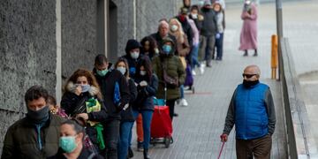 Clientes guardan cola para entrar en un supermercado de Badalona (Barcelona) (EFE/ Enric Fontcuberta)