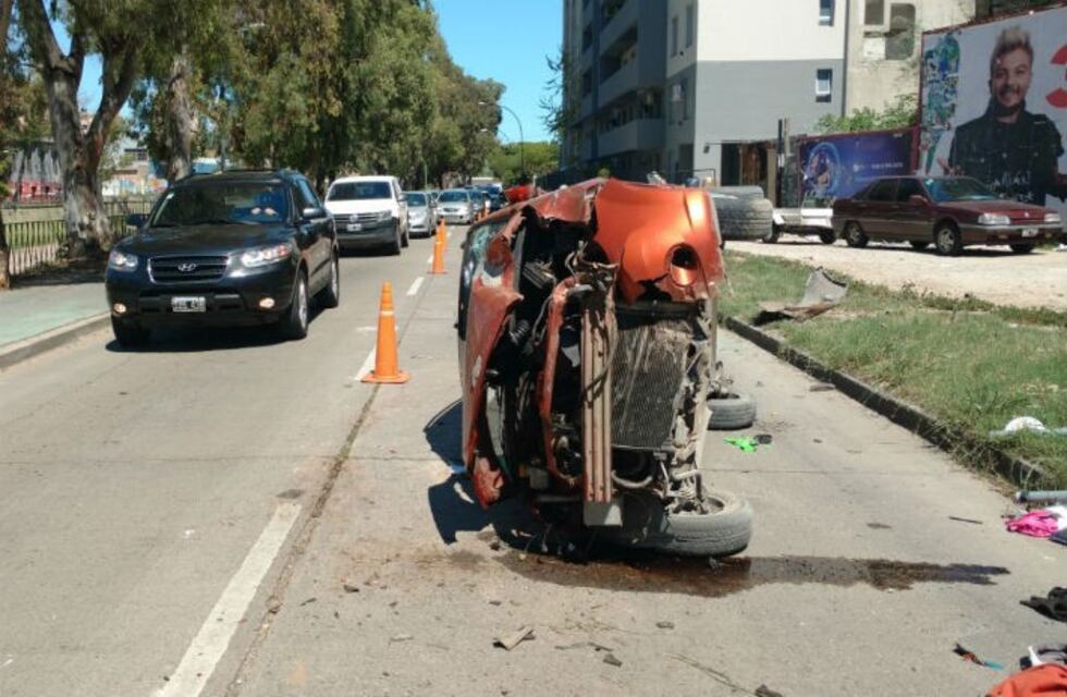 Pelearon adentro de un auto y chocaron contra un poste