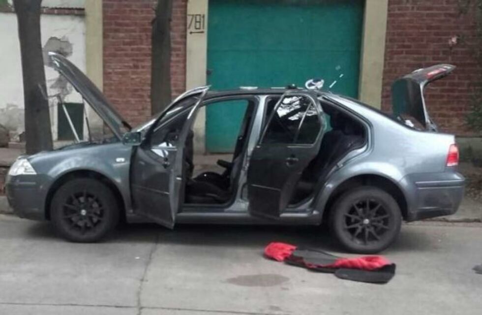Detienen a dos sujetos con drogas en un auto robado