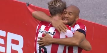 Edwar López la colocó pegadita junto a un palo (web)\u002E