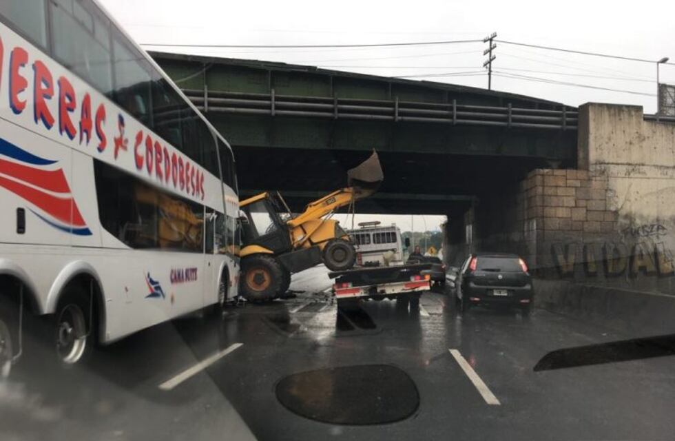 Corte parcial en General Paz y Migueletes por la caída de una retroexcavadora en la mano a Riachuelo