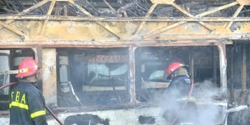 Ardieron dos micros en La Plata\u002E (web)\u002E