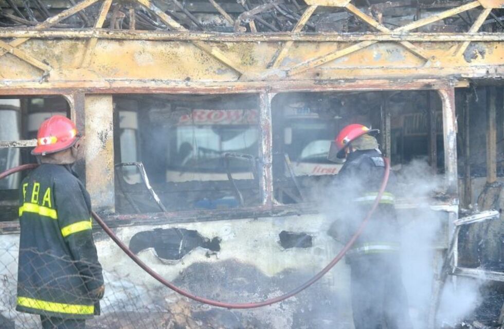 Video: increíble incendio en un galpón en La Plata, ardieron dos micros