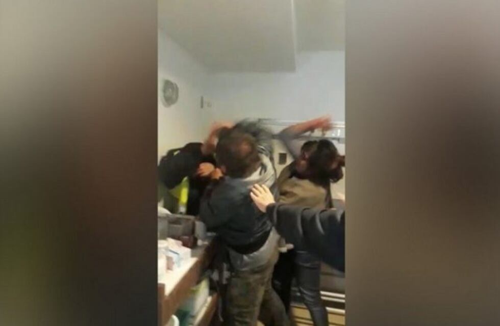 Video: la seguridad del Hospital Fernández tuvo que separar a una pareja que se agarró a piñas