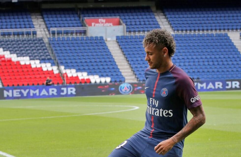 ¡Puede fallar! A Neymar se le cayó la pelota mientras hacía jueguitos en su presentación