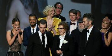 TOPSHOT - Writer-producer D\u002EB\u002E Weiss (C-L) and the cast of \