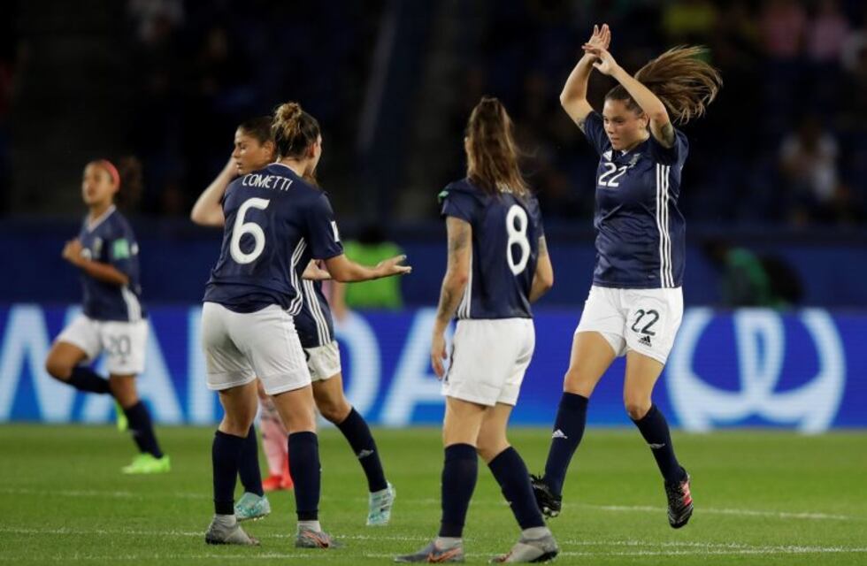 Bárbara Abbot y Stefanía Fontán darán una clínica de fútbol femenino