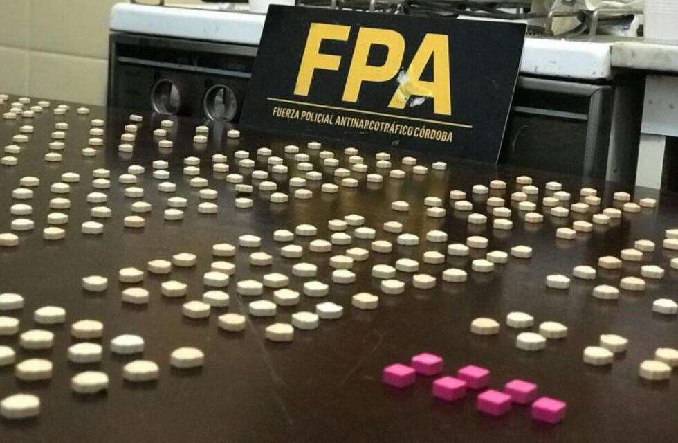 Escondían 407 dosis de éxtasis en su departamento en Nueva Córdoba: 3 detenidos