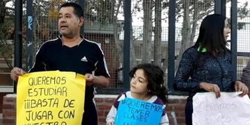 Padres y alumnos realizaron una protesta por la falta de clases en la Escuela N° 50\u002E