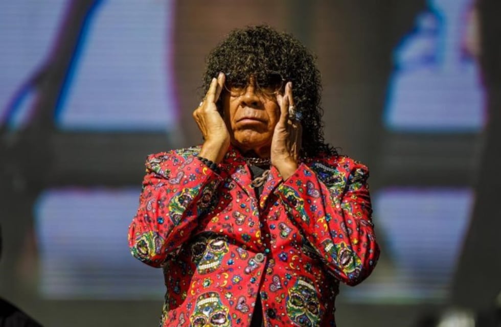 Reapareció la Mona Jiménez, cantando en la cuarentena