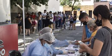 Hisopados y testeos en el ex Registro Civil de avenida Colón de la ciudad de Córdoba. (Ramiro Pereyra / La Voz)
