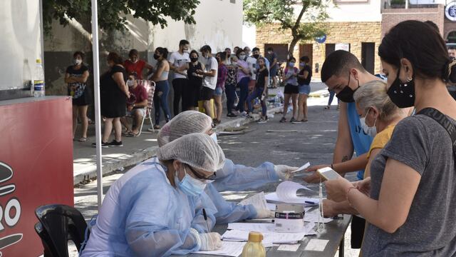 Hisopados y testeos en el ex Registro Civil de avenida Colón de la ciudad de Córdoba. (Ramiro Pereyra / La Voz)