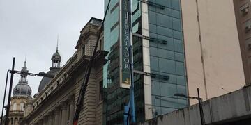 La grúa se instaló sobre Corrientes al 700 este domingo por la mañana\u002E (Rolo Guma)