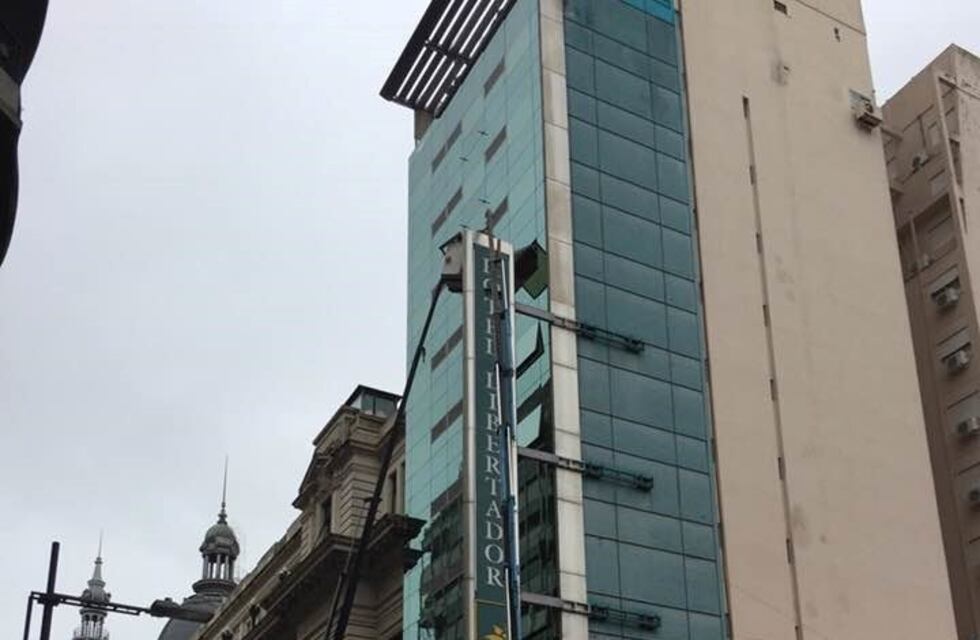 Desmontaron el cartel del Hotel Libertador como parte del plan de descontaminación visual