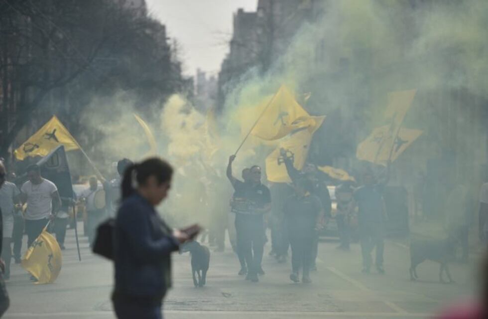 En fotos: cortes y protesta de taxistas, remiseros y organizaciones sociales