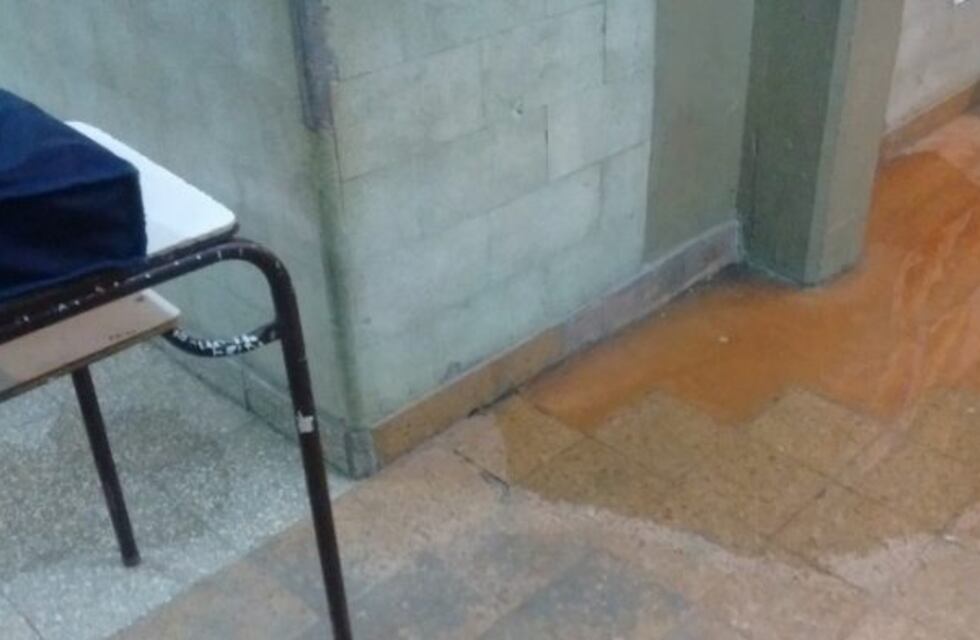 Suspendieron las clases en un jardín de Ugarteche por aguas servidas