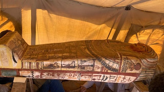 (Egypt), 21/09/2020\u002E- An undated handout photo made available on 21 September 2020 by the the Egyptian Ministry of Tourism and Antiquities showing one of the coffins discovered at an ancient burial shaft at a necropolis in Saqqara, south of Cairo, Egypt\u002E Fourteen more coffins were uncovered at a burial shaft in the necropolis of Saqqara, days after 13 well-preserved sealed coffins, made of wood, and believed to be dating back some 2,500 years, were unearthed\u002E (Egipto) EFE/EPA/TOURISM AND ANTIQUITIES MINISTRY HANDOUT HANDOUT EDITORIAL USE ONLY/NO SALES