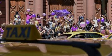 Conductoras organizaron una caravana en defensa de la aplicación móvil Shetaxi\u002E (@phfranreggiardo)
