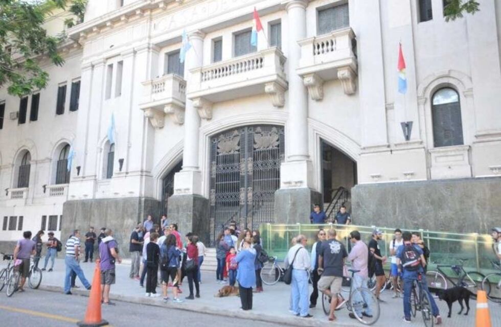 Médico acusado de sedar y abusar sexualmente de una joven continuará tras las rejas