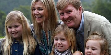 “La reina Beatriz de Holanda abdica a los 75 años”\u002E Y en subtítulo: “La monarca, que cede el trono a su hijo Guillermo, de 45 años, asegura que es tiempo para una nueva generación”\u002E\r\n\r\nFILES) The Princess of the Netherlands, Argentine-born Maxima Zorreguieta (L) and her husband, the Prince of Orange Willem-Alexander (R) pose with their daughters Amalia (L, bottom), Ariane (R, bottom) and Alexia (C, bottom), on December 23, 2012 in Villa La Angostura, Neuquen province, Argentina\u002E The Dutch paid homage to Queen Beatrix on January 29, 2013, describing her abdication as the end of an era and tempering reservations over her crown prince successor with joy at having his Argentinian-born wife as queen\u002E AFP PHOTO/Francisco Ramos Mejia\r\n villa la angostura principe guillermo alejandro princesa maxima y sus hijas familia real holanda reina beatriz abdica a los 75 años holanda familia real abdicacion reina