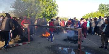 Vecinos de Tupungato prenden fuego frente a la Comisaría en pedido de justicia