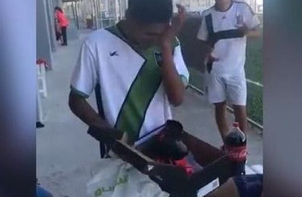Le robaron los botines y los amigos le regalaron un par nuevo