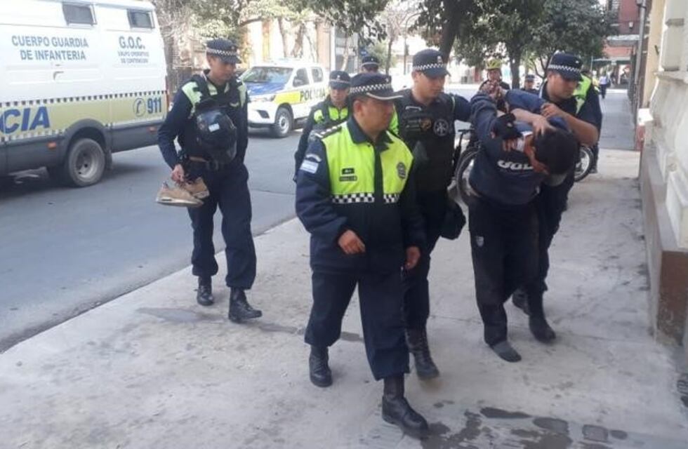 En Barrio Sur un hombre entró a robar a una panadería y lo aprehendieron