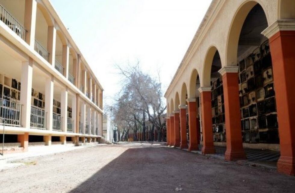 Una mujer murió tras caer desde el nicho que limpiaba en el cementerio de Capital